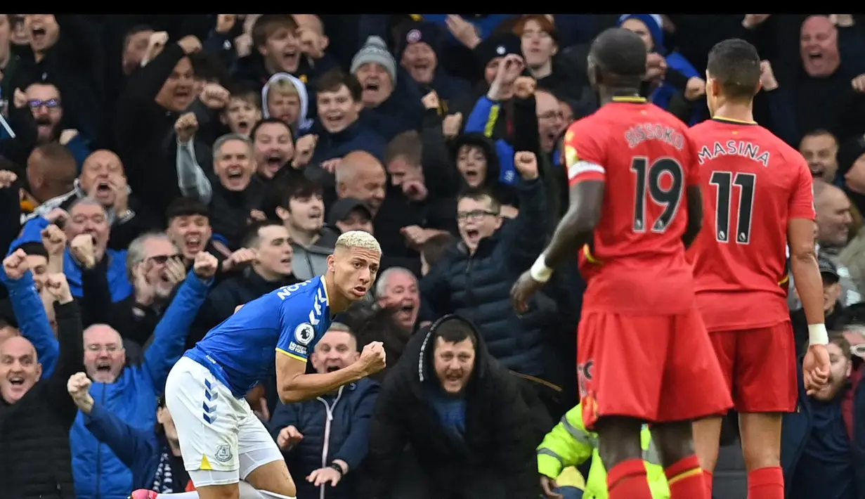 Setelah gol Joshua King pada menit ke-13, Richarlisson sukses membawa Everton unggul 2-1 lewat lompatannya menanduk umpan silang kiriman Michael Keane. (AFP/Paul Ellis)