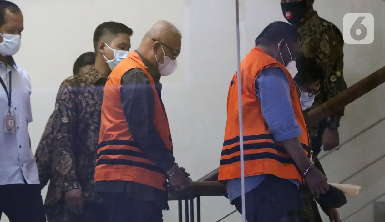 Mantan Bupati Buru Selatan, Tagop Sudarsono Soulisa (tengah) jelang rilis penahanan di Gedung KPK, Jakarta, Rabu (26/1/2022). Tagop S S ditetapkan sebagai tersangka suap, gratifikasi, dan TPPU terkait pengadaan barang jasa di Kab Buru Selatan tahun 2011-2016. (Liputan6.com/Helmi Fithriansyah)