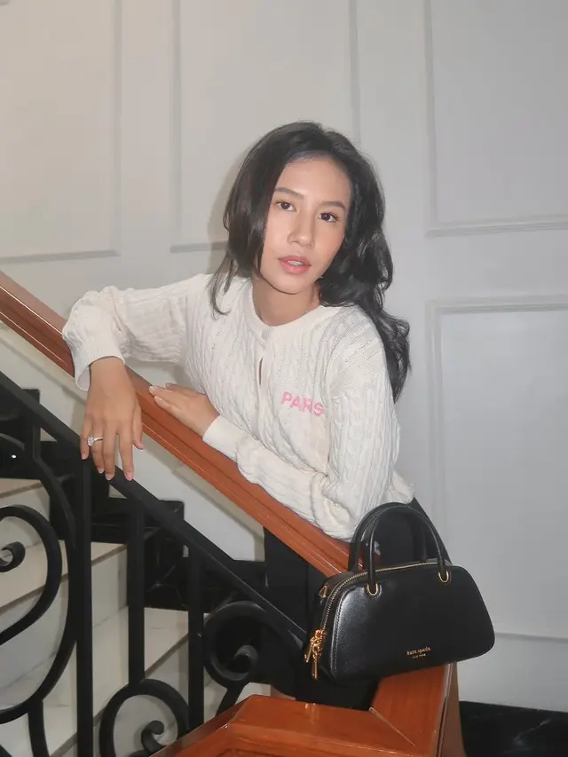 Potret Duo Bestie Hanggini dan Shenina Kompak Pakai Tas Kate Spade Rp5,5 Jutaan
