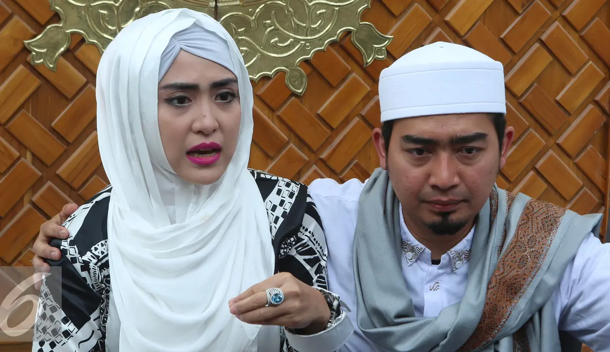 Istri Ustad Solmed, Aprile Jasmine memberikan keterangan pers terkait issu pengeroyokan suaminya, Jakarta, Rabu (11/5). Aprile merasa aneh ada pengajian tetapi ingin melakukan pengeroyokan. (Liputan6.com/Herman Zakharia)
