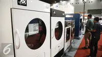 Pengunjung melihat mesin Laundry saat pameran di Expo Clean & Expo Laundry di Jakarta, Kamis (6/4). Pameran tersebut diselenggarakan pada 7-9 April 2016 dan menampilkan 300 exhibitor dari dunia kebersihan dan laundry. (Liputan6.com/Faizal Fanani)