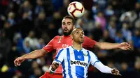 Bek Real Madrid, Dani Carvajal berebut bola dengan pemain Leganes, Martin Braithwaite dalam lanjutan La Liga 2018-2019 di Estadio Municipal Butarque, Senin (15/4). Real Madrid hanya mampu meraih hasil imbang 1-1 saat bertandang ke markas Leganes. (PIERRE-PHILIPPE MARCOU / AFP)