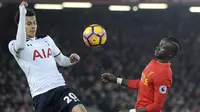Duel pemain Liverpool, Sadio Mane dan pemain Tottenham, Dele Alli pada laga Premier League di Anfield, Liverpool (11/2/2017). Liverpool menang 2-0. (AP/Rui Vieira)