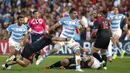 Pemain rugby Argentina, Pablo Matera berusaha melewati hadangan pemain rugby Georgia, Davit Kacharava pada laga Piala Dunia Rugby di Kingsholm, Inggris, Jumat (25/9/2015). (Reuters / Paul Childs)
