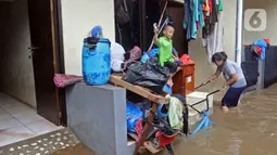 Warga membersihkan rumahnya saat banjir di RW 06 kawasan Mekarsari, Depok, Jawa Barat, Sabtu (20/2/2021). Banjir yang disebabkan meluapnya aliran Kali Cipinang Timur ini terjadi akibat intensitas hujan tinggi di wilayah tersebut (Liputan6.com/Herman Zakharia)