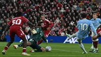 Gelandang asal Prancis milik Manchester City, Rayan Cherki (nomor punggung 10), melepaskan tembakan yang mencetak gol ketiga timnya dalam pertandingan Liga Inggris antara Liverpool dan Manchester City di Anfield, Liverpool, Inggris barat laut, pada 11 Oktober 2026. (Paul ELLIS/AFP)