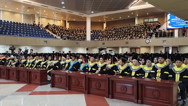 Wisuda UT Jakarta.