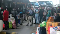 Calon penumpang menunggu pemberangkatan di Terminal Pulo Gebang, Jakarta, Selasa (4/5/2021). Jumlah penumpang yang berangkat dari Terminal Pulo Gebang terus meningkat jelang diberlakukannya aturan larangan mudik Lebaran mulai 6 Mei-17 Mei 2021. (Liputan6.com/Herman Zakharia)