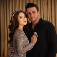 Potret kedekatan Ladislao Camara dengan keluarga Nathalie Holscher. (Sumber: Instagram/nathalieholscher)