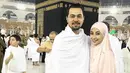 Siapa yang sih yang tak ingin pergi ke Tanah Suci bersama pasangan. Jika dilihat dari wajahnya, pasangan ini terlihat begitu bahagia. (Foto: instagram.com/djorghisultan)