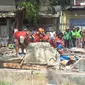 Satu keluarga yang terdiri dari ibu, ayah, dan anak meninggal setelah tertimpa tembok SPBU yang roboh di Jalan Tebet Barat Dalam Dua, Jakarta Selatan, Minggu siang (21/1/2023). (Foto: istimewa)