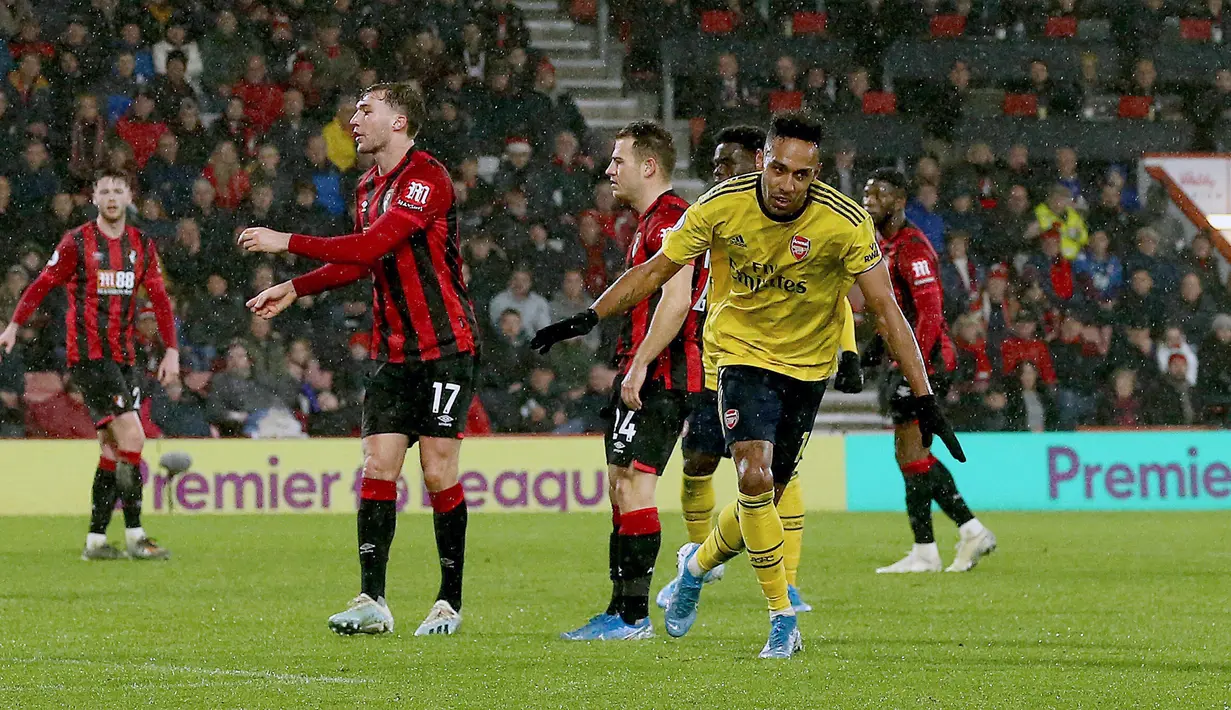 Selebrasi pemain Arsenal Pierre-Emerick Aubameyang usai mencetak gol ke gawang Bournemouth pada pertandingan Liga Inggris di Stadion Vitality, Bournemouth, Inggris, Kamis (26/12/2019). Pertandingan berakhir dengan skor 1-1. (Mark Kerton/PA via AP)