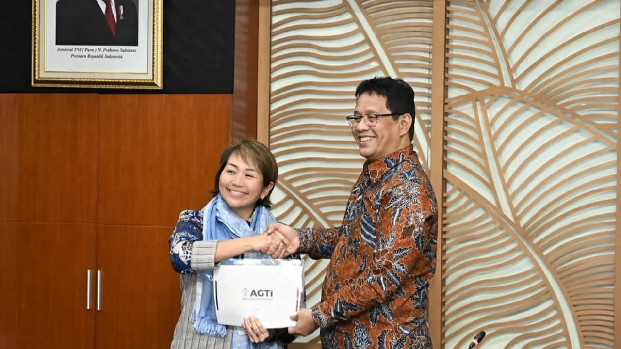 Menteri Keuangan (Menkeu) Purbaya Yudhi Sadewa bertemu dengan Ketua Umum Asosiasi Garment dan Textile Indonesia (AGTI) Anne Patricia Sutanto. (Tira/Liputan6.com)