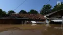 Pemukiman warga yang terendam banjir di kampung Arus Cawang, Jakarta Timur, Jumat (26/4). Ketinggan banjir kurang lebih satu meter terjadi akibat luapan kali Ciliwung dan intensitas curah hujan di kawasan Bogor Jawa Barat sangat tinggi sehingga aktivitas warga terhambat. (merdeka.com/Imam Buhori)