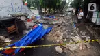 Warga berdoa di lokasi robohnya tembok SPBU di Jalan Tebet Barat Dalam Dua, Jakarta Selatan, Minggu (21/1/2024) siang. Robohnya tembok sepanjang sekitar 50 meter dan tinggi 3 meter saat angin kencang itu menyebabkan tiga warga tewas. (merdeka.com/Arie Basuki)