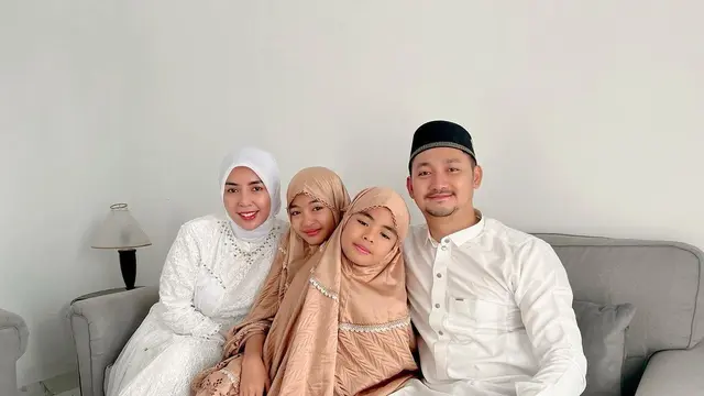 Potret Angga Wijaya Rayakan Idul Adha Perdana dengan Istri Baru, Curi Perhatian