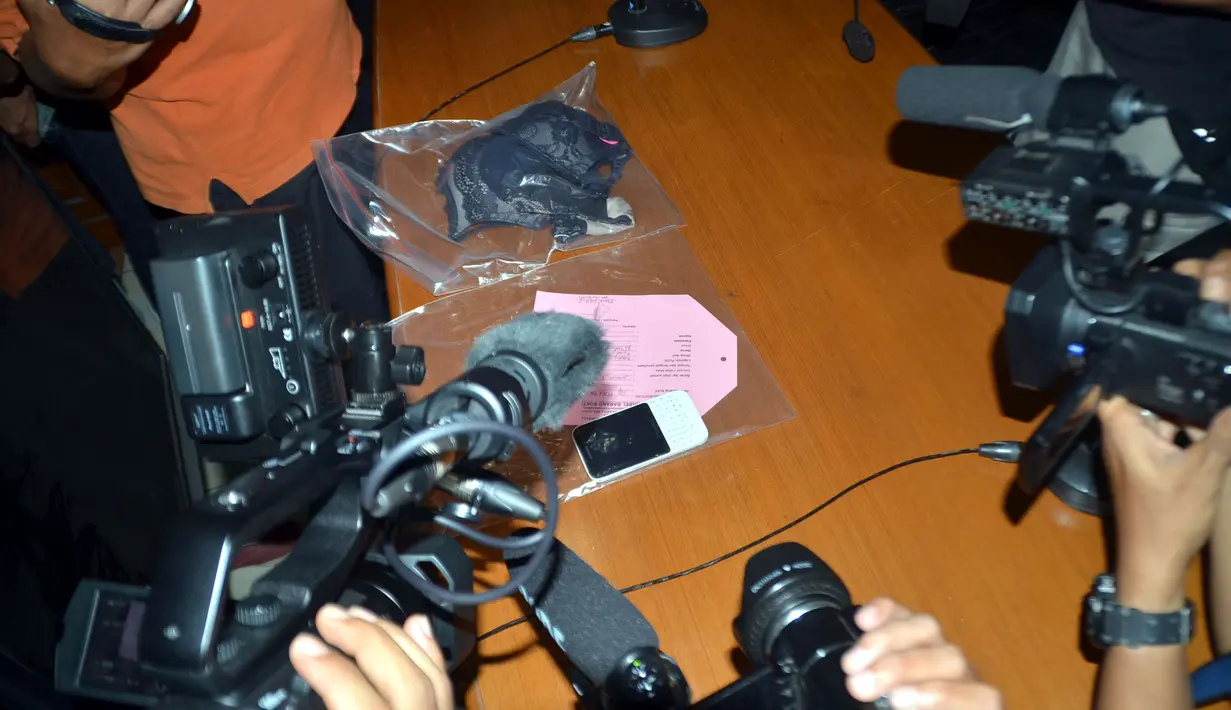 Polisi memperlihatkan barang bukti berupa pakaian dalam dan ponsel milik artis AA, Jakarta, Sabtu (9/5/2015). Untuk memakai jasanya, artis AA memasang harga Rp.80 Juta. (Liputan6.com/Panji Diksana)