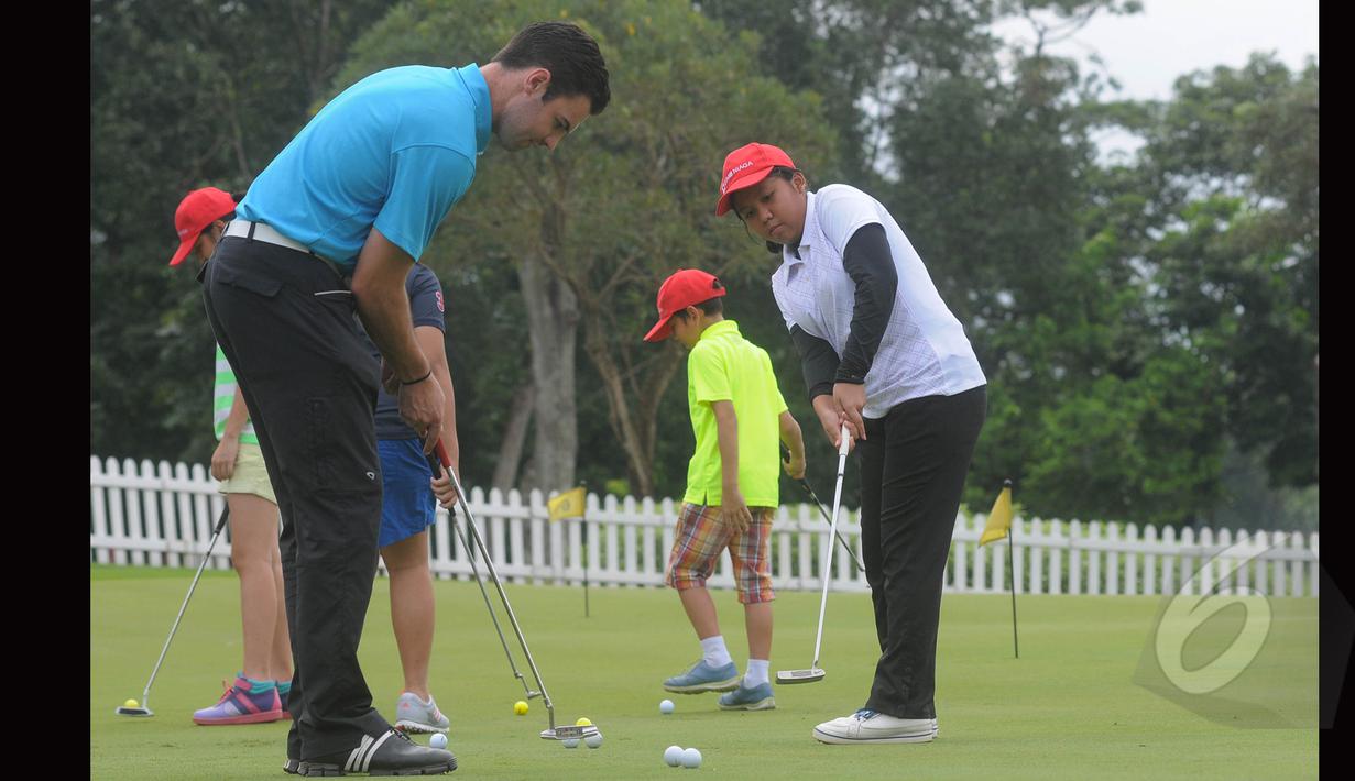 Pelatih Joe Glynn memberikan arahan kepada peserta ‘coaching clinik’ menyambut CIMB Niaga Indonesia Masters 2015 pada 23 April 2015, Jakarta, Minggu (15/3/2015). (Liputan6.com/Herman Zakharia)