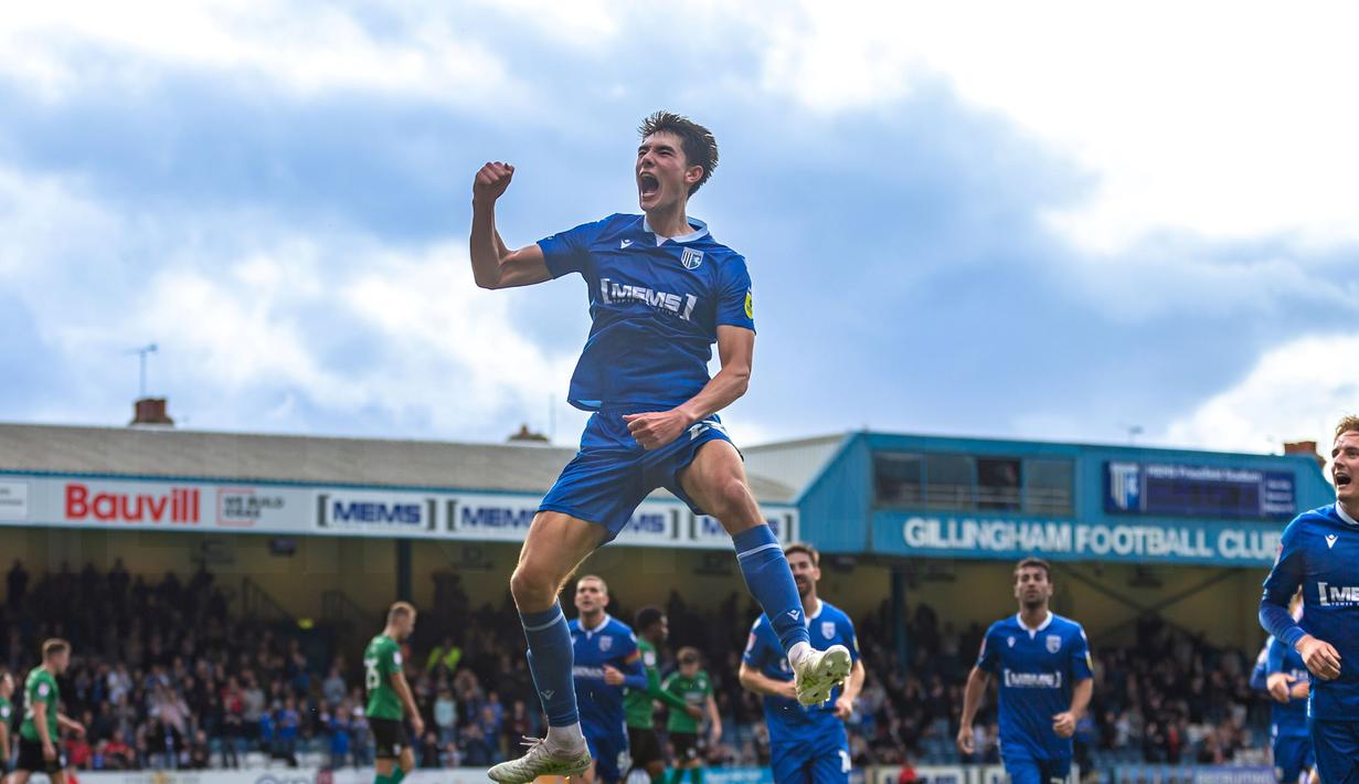 Bek Timnas Indonesia, Elkan Baggott terus menunjukkan performa apik bersama Gillingham FC di League Two. Pemain yang dipinjamkan dari Ipswich Town tersebut berhasil mencetak dua gol beruntun plus menghindarkan Gillingham FC dari kekalahan. (Twitter/@TheGillsFC)