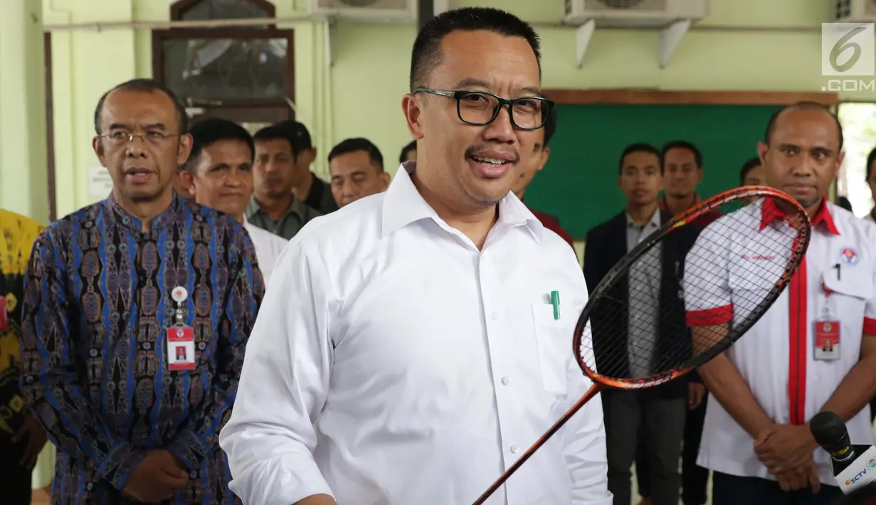 Menpora Imam Nahrawi memainkan raket bulu tangkis jelang menghadiri acara perpisahan dengan pejabat Kemenpora di Jakarta, Kamis (19/9/2019). Sebelumnya KPK menetapkan Menpora Imam Nahrawi sebagai tersangka kasus dugaan suap dana hibah KONI. (Liputan6.com/Helmi Fithriansyah)