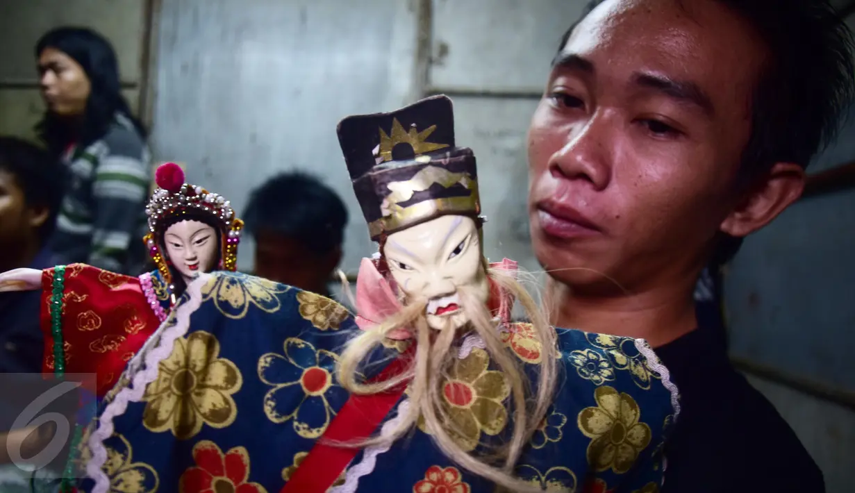 Wayang Potehi diperlihatkan sebelum pertunjukkan di Kawasan Pecinan Semarang saat acara pekan Pasar Semawis 2016, Jumat (5/2/2016). Wayang Potehi adalah salah satu kebudayaan Tiongkok yang diminati menjelang Imlek. (Foto:Gholib)