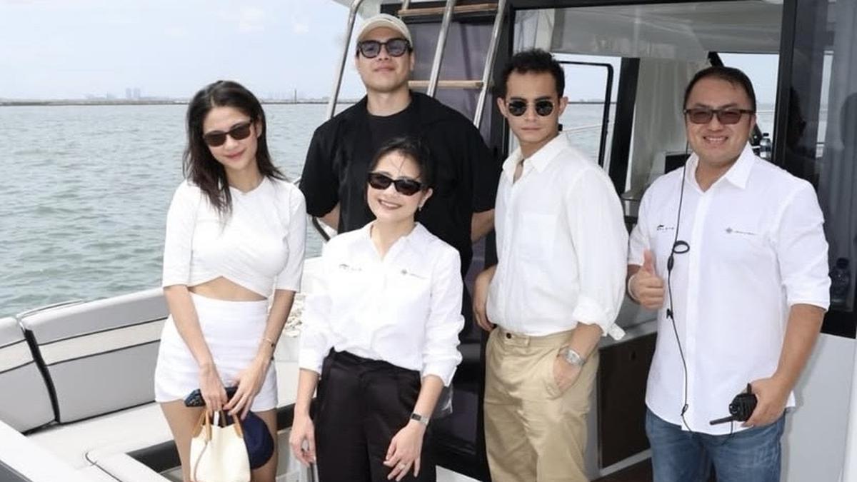 6 Gaya Azizah Salsha Kenakan Celana Pendek Putih saat Mencoba Kapal Mewah Baru Milik Prilly Latuconsina dan Kevin Sanjaya