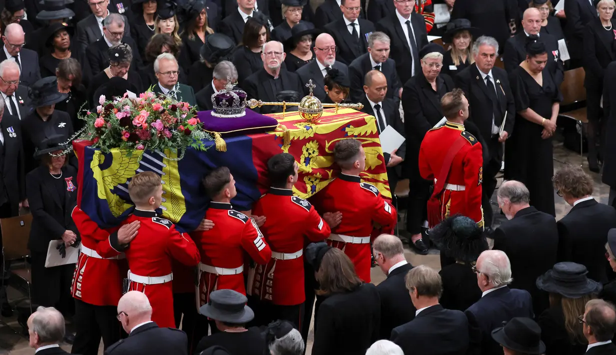 Peti mati Ratu Elizabeth II dibawa dalam Westminster Abbey saat prosesi pemakamannya, London, Inggris, Senin (19/9/2022). Ratu Elizabeth II akan dimakamkan di Windsor bersama mendiang suaminya, Pangeran Philip, yang meninggal tahun lalu. (Phil Noble/Pool Photo via AP)