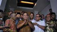 Prabowo hanya melambaikan tangan kepada sejumlah awak media yang berada di depan kediaman Akbar Tandjung, Jakarta, (10/9/14). (Liputan6.com/Miftahul Hayat)
