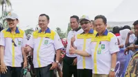 Wakil Bupati Siak H. Alfedri ketika melepas melepas 59 pembalap sepeda Tour de Siak pada etape ke ll.