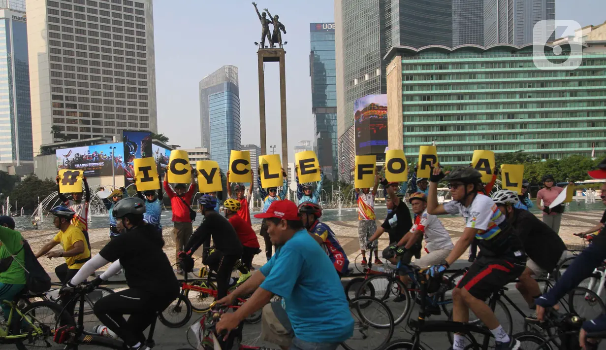 Ratusan pegiat dari berbagai komunitas pengguna sepeda berkampanye berjalan dari Kawasan Monas menuju taman Ayodya Blok M di Jakarta, Sabtu (3/6/2023). (merdeka.com/imam buhori)