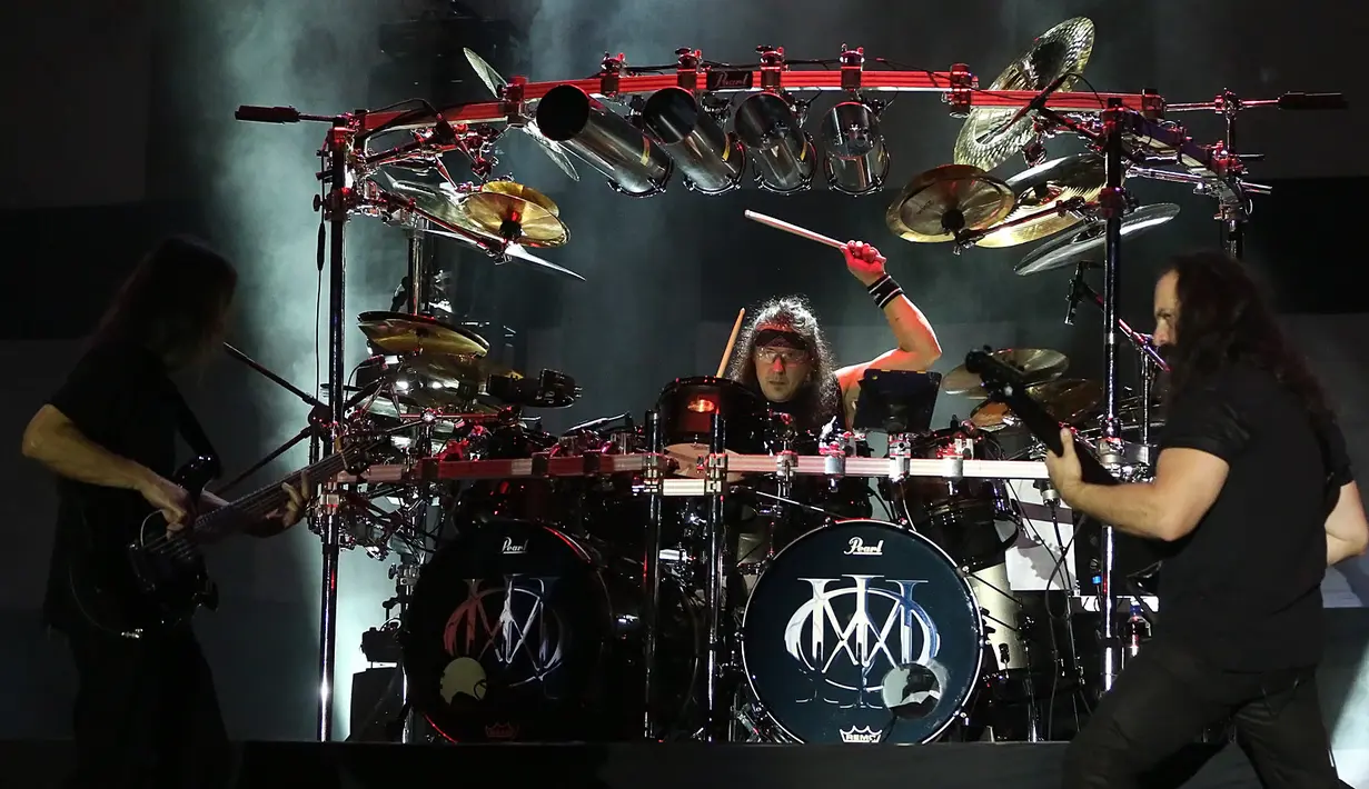 Suasana meriah konser musik rock JogjaROCKarta: International Rock Music Festival yang digelar di Stadion Kridosono Yogyakarta pada 29 dan 30 September. Salah satu bintang utama gelaran itu adalah grup musik Dream Theater. (Bambang E. Ros/Bintang.com)