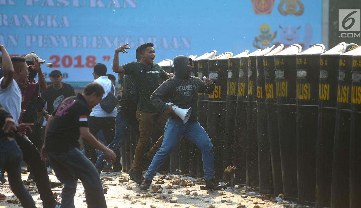 Petugas kepolisian menghadapi perusuh dalam apel pengamanan Asian Games 2018 di Lapangan Ditlantas Polda Metro Jaya, Jakarta, Selasa (31/7). (Merdeka.com/Imam Buhori)