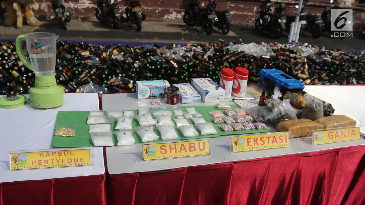 Jelang Ramadan, Polsek Palmerah Musnahkan Miras dan Narkoba