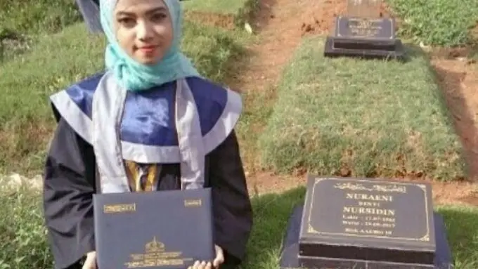 [Bintang] Gadis Cantik Ini Bawa Ijazah ke Kuburan, Ceritanya Bikin Haru