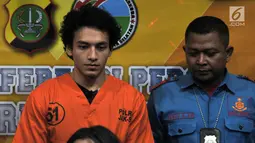 Artis peran Jefri Nichol dihadirkan dalam rilis kasus penyalahgunaan narkoba di Mapolres Metro Jakarta Selatan, Rabu (24/7/2019). Jefri Nichol ditangkap pihak kepolisian dengan barang bukti narkoba jenis ganja seberat 6,01 gram yang disimpan dalam kulkas. (merdeka.com/Iqbal S Nugroho)