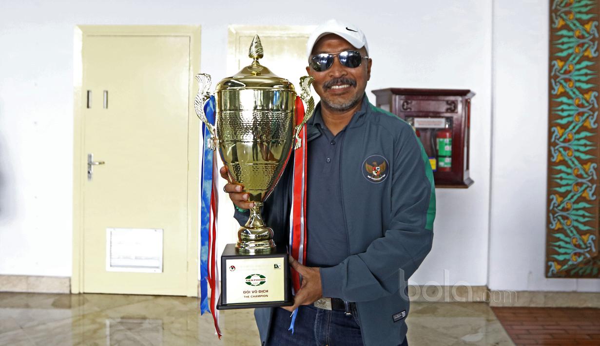 Pelatih Timnas Indonesia U-16, Fachri Husaini berfoto saat tiba di Bandara Soekarno-Hatta, Cengkareng, Senin (19/6/2017). Timnas U-16 meraih juara pada ajang Tien Phong Plastic Tournament 2017. (Bola.com/Nicklas Hanoatubun)