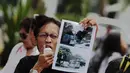 Pengembalian tanda jasa tersebut sebagai bentuk kekecewaan terhadap putusan PTUN Semarang dan tindakan pengosongan rumah yang telah dihuni lebih dari 30 tahun di Jalan Pandean Lamper I No: 45 Semarang, Selasa (9/12/2014). (Liputan6.com/Faizal Fanani)