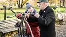 Para penggemar sepeda yang mereka sebut penny-farthing, atau yang juga dikenal sebagai high wheel, dalam kompetisi tradisional 'One Mile Race' di Taman Letna, Praha, Republik Ceko, pada 1 November 2025. Jenis sepeda Penny Farthing cukup tinggi dan unik, karena memiliki dua roda yang masing-masing berukuran besar dan kecil dengan pedal yang dipasang langsung pada poros roda. (Michal Cizek/AFP)