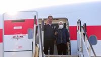 Presiden Jokowi dan Ibu Negara Iriana bersiap terbang ke Moskow, Rusia untuk bertemu Presiden Vladimir Putin, Kamis (30/6/2022). Jokowi terbang ke Rusia melalui Bandara Rzeszow-Jasionka, Polandia menggunakan pesawat Garuda Indonesia GIA-1. (Foto: Sekretariat Presiden)