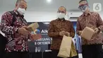 (ki-ka) Komisaris Utama PT Alkindo Naratama (ALDO) Tbk Lili Mulyanti Sutanto, Direktur Utama Herwanto Sutanto dan Direktur Kuswara berbincang usai RUPSLB di Bandung Jawa Barat, Jumat (8/10/2021). (Liputan6.com/HO/Aldo)