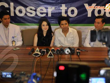 Pesinetron Arumi Bachsin akhirnya bisa ditemui pasca-melahirkan Minggu (13/4/14) di RS Siloam, Semanggi, Jakarta (Liputan6.com/Johan Tallo)
