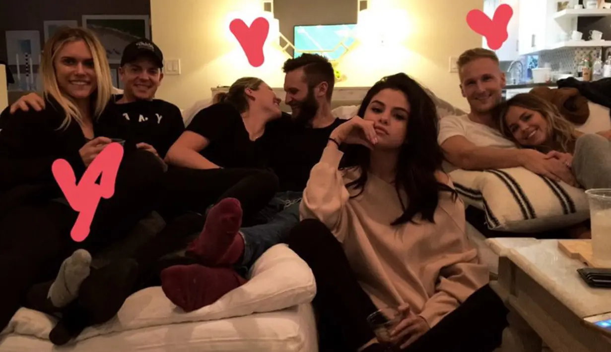 Keberadaan The Weeknd menjadi pertanyaan besar, melihat Selena yang memamerkan kebahagiaan di media sosial hanya bersama teman-teman tanpa didampingi kekasih barunya. (doc.aceshowbiz.com)