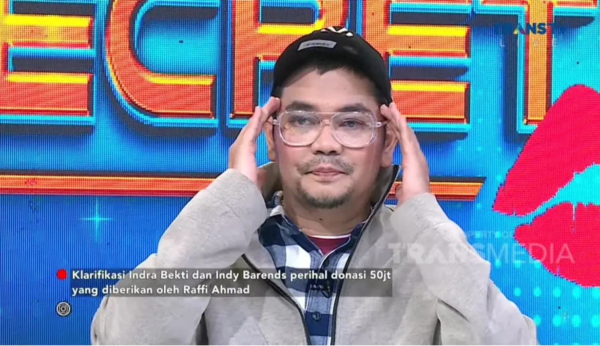 Dengan spontan, Indra menyebutnya sebagai mantan istri. "Ya itu adalah mantan istri saya," jawab Indra Bekti. [Youtube/TRANS TV Official]