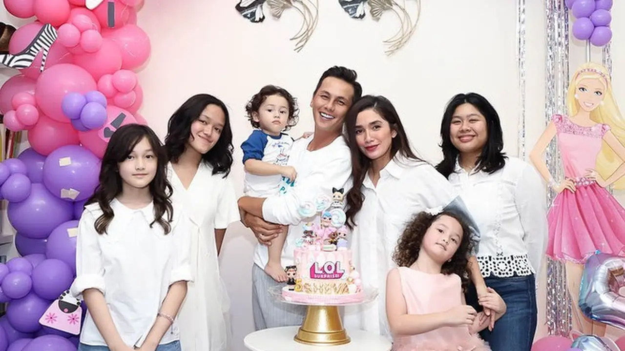 Centilnya Sheva pakai lipstik sebelum ketemu Rafathar