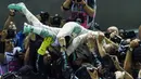 Pebalap Mercedes, Nico Rosberg, disambut kru Mercedes setelah menjuarai balapan F1 GP Singapura, Minggu (18/9/2016). (AFP/Anthony Wallace)