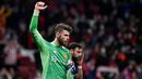 <p>Meski lini belakang Manchester United sedang dalam kondisi buruk pada musim ini, David De Gea tetap mampu tampil konsisten menjaga gawang dari Setan Merah. Sebagai pemain yang sudah lama berseragam MU, ia layak dipertahankan oleh Erik Ten Hag musim depan. (AFP/Oscar Del Pozo)</p>