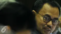 Menteri ESDM Sudirman Said mengikuti raker dengan Komisi VII di Jakarta, Rabu (2/3). Rapat membahas tarif listrik, penerapan subsidi listrik untuk rumah tangga miskin dan evaluasi peralatan pembangkit listrik existing. (Liputan6.com/Johan Tallo)