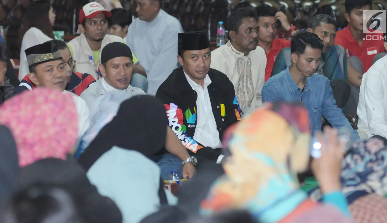 Menpora Imam Nahrawi (tengah) bersama para atlet pelatnas Asian Games 2018 saat buka puasa bersama di Jakarta, Senin (28/5). Acara tersebut dihadiri atlet pelatnas Asian Games 2018 dan para mantan atlet peraih medali. (Liputan6.com/Helmi Fithriansyah)