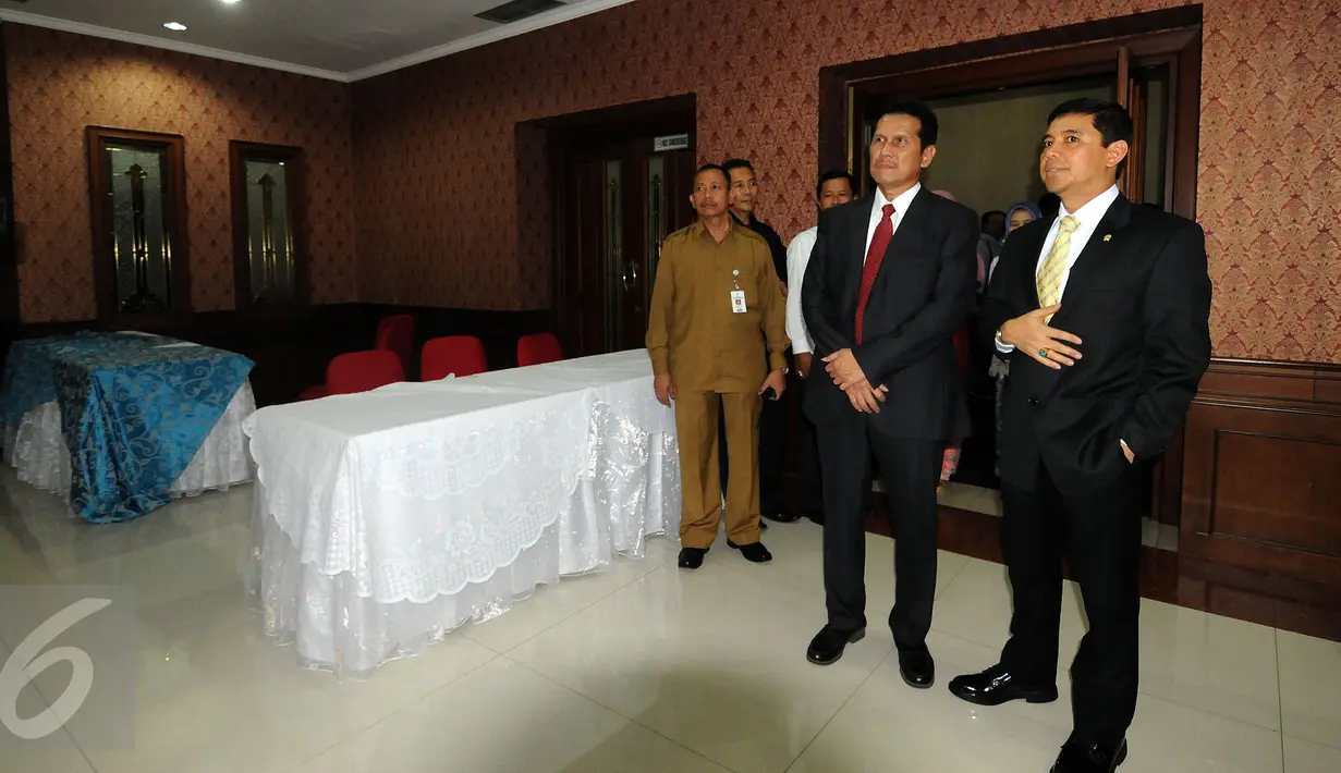 Menpan-RB, Asman Abnur (tengah) bersama Yuddy Chrisnandi meninjau aula serba guna Kemenpan-RB jelang serah terima jabatan, Jakarta, Rabu (27/7). Asman Abnur resmi menjabat Menpan-RB usai dilantik Presiden Jokowi. (Liputan6.com/Helmi Fithriansyah)