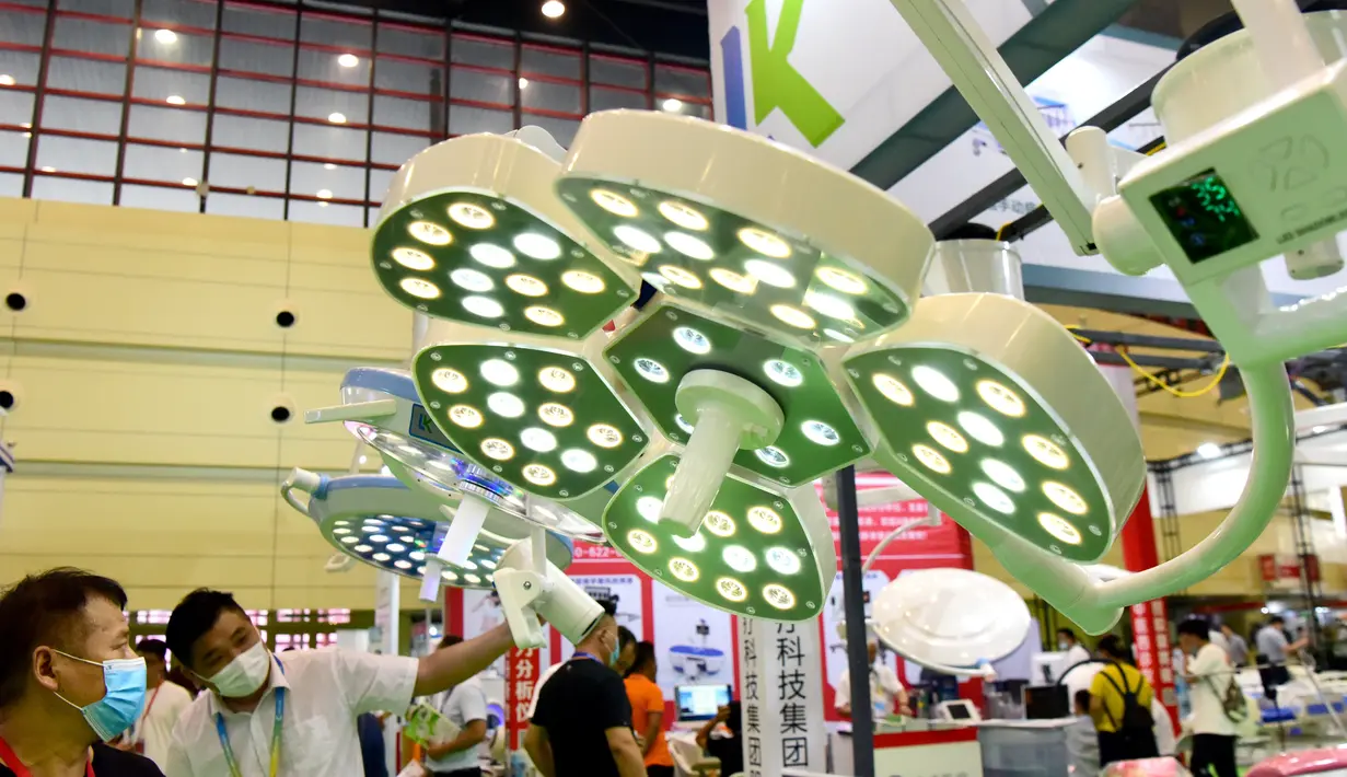 Orang-orang mengunjungi pameran peralatan medis di Zhengzhou, Provinsi Henan, China tengah (4/8/2020). Pameran yang berlangsung selama tiga hari itu digelar di Zhengzhou pada Selasa (4/8) dan diikuti oleh lebih dari 1.000 peserta dari seantero China. (Xinhua/Zhu Xiang)